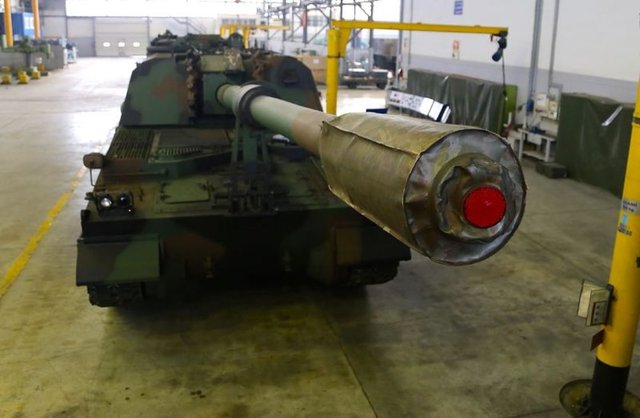 Eren, proje kapsamında 1'inci Ana Bakım Merkezi Komutanlığında Türk mühendis ve işçilerin emekleriyle 2004-2014 yılları arasında üretilen Fırtına obüslerinin birliklerine teslim edildiğini ifade etti. 