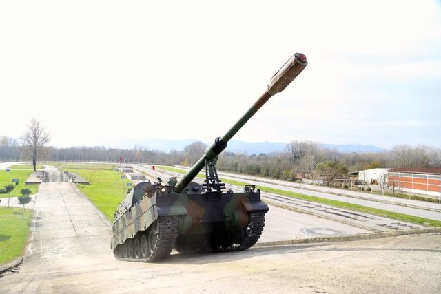 Küresel konumlandırma sistemiyle bulunduğu koordinatları sürekli güncelleyebilen, elektronik olarak kontrol edilen, otomatik mermi doldurma sistemiyle donatılan obüslerin, atış komutlarını, otomatik yönlendirme sistemi sayesinde namluya çok kısa sürede uygulama özelliğiyle hızlı atış ve aynı mevziden kısa sürede birden fazla hedefe ateş edebilme özelliği bulunuyor.