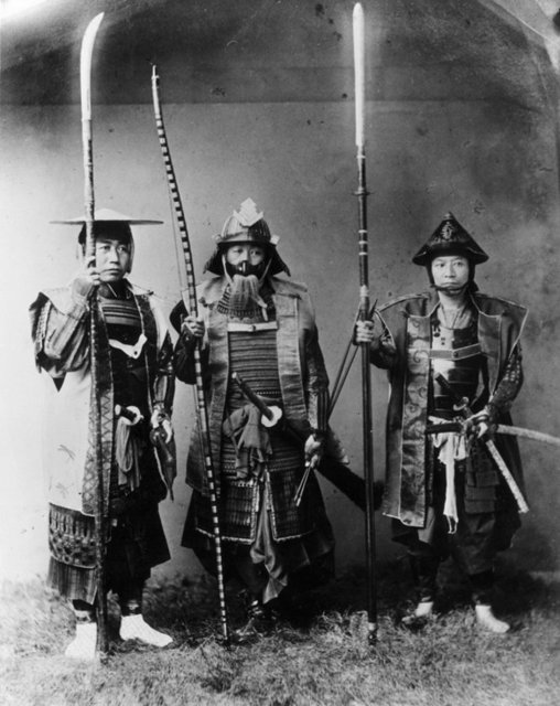 SAMURAYLARHayatlarını 'Bushido', yani "savaşçının yolu" geleneğine göre yaşayan bu kılıç ustası savaşçılar, mesleklerine onurla bağlı olmalarıyla tanınır.