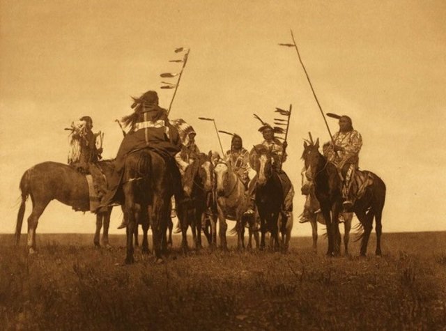 APAÇİLERKızılderililer arasında bir kavim olan apaçiler, savaşçı olmaları ile çok ünlüdür. Apaçiler, güçlü, çevik ve kuvvetli askerlerdir.