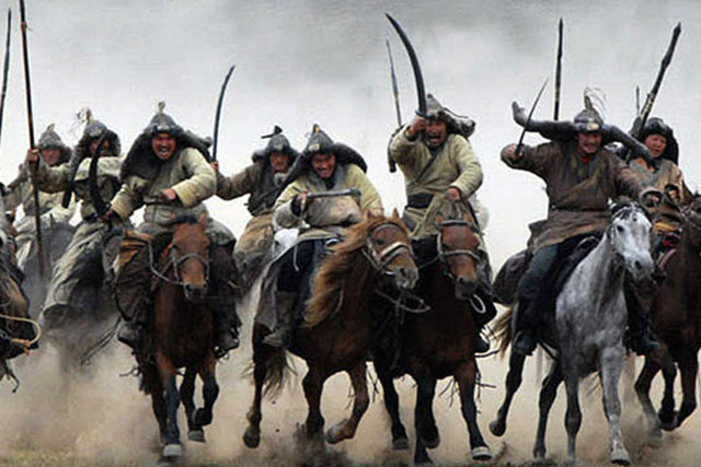 MOĞOL SÜVARİLERİKısa bacaklı, çevik ve dayanıklı Orta Asya atlarının üzerinde doğan bu acımasız savaşçılar, özellikle toplu haldeyken önüne geçilemez bir güce dönüşüyordu.