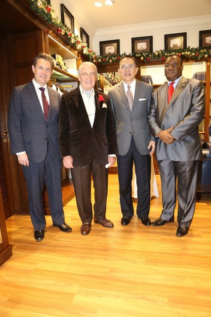 JONATHAN CURR(YENİ ZELANDA BÜYÜKELÇİSİ), RAHMİ KOÇ, THARIT CHARUNGVAT(TAYLAND BÜYÜKELÇİSİ), VIKA KHUMALO(GÜNEY AFRİKA BÜYÜKELÇİSİ9