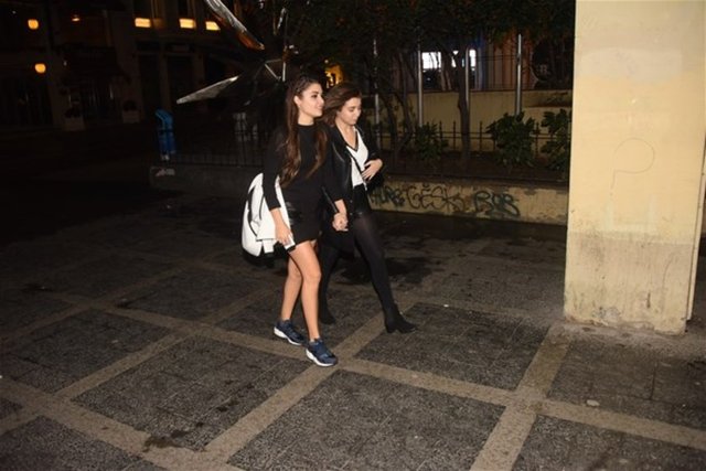 Erçel ise ablasıyla mekandan ayrıldı. (Makaron)