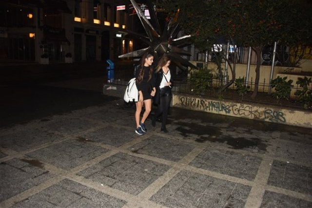 Mekan çıkışı objektiflere takılan çiftten Erçel muhabirleri görünce çığlık atıp yüzünü sakladı.