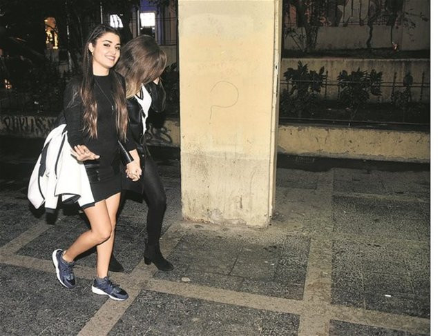 Hande Erçel kendisi gibi oyuncu olan  Ekin Mert Daymaz ile Taksim görüntülendi.