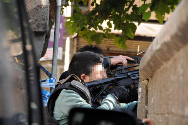 Diyarbakır'ın Sur ilçesinde PKK'lı teröristlerce ateş açılması sonucu çıkan çatışmada Diyarbakır Baro Başkanı Tahir Elçi hayatını kaybetti. Diyarbakır'ın Sur ilçesinde saat 13.00 itibarıyla sokağa çıkma yasağı ilan edildi.