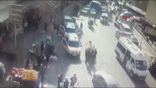 Şehit polis Ahmet Çiftaslan'ın vurulma anı ise MOBESE kameraları tarafından an be an böyle görüntülendi... 