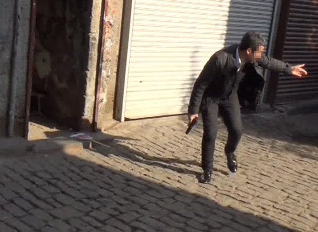 Gruptakiler ve basın mensupları, çatışma nedeniyle çevredeki binalara sığındı.