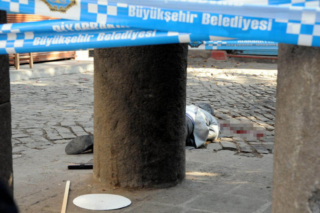 Diyarbakır Barosu tarafından Yenikapı Sokak'ta daha önce terör olayları nedeniyle zarar gören Dört Ayaklı Minare önünde konuya ilişkin düzenlenen basın açıklamasının ardından teröristlerce ateş açıldı. Güvenlik güçlerince karşılık verilmesi üzerine çatışma çıktı.