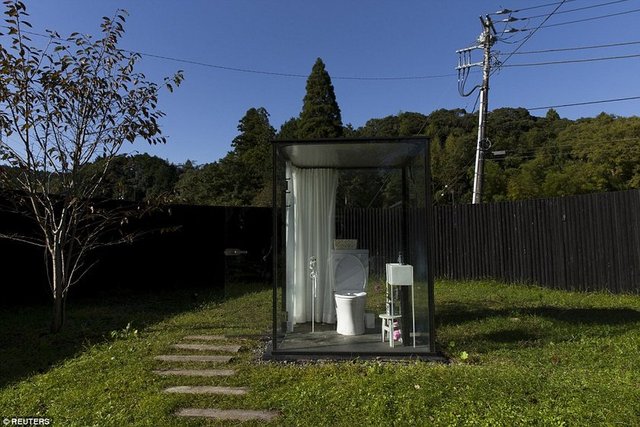Tokyo'da bir tren istasyonunun bahçesinde bulunan halk tuvaleti. 