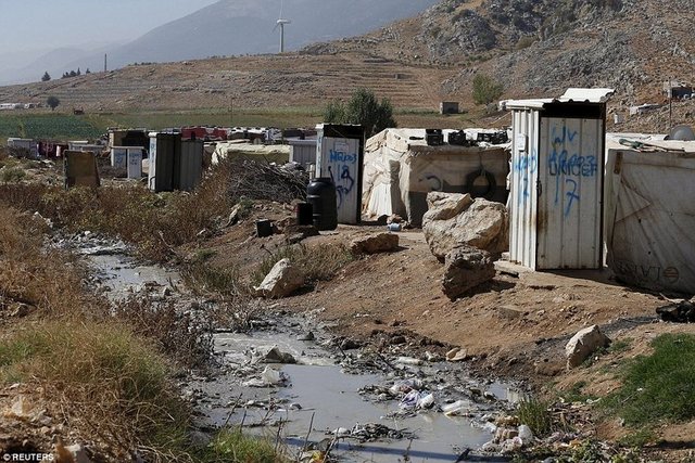 Lübnan'da bulunan Suriyeli mülteci kampında Unicef ve Dünya Vision tarafından bağışlanan tuvaletler. 