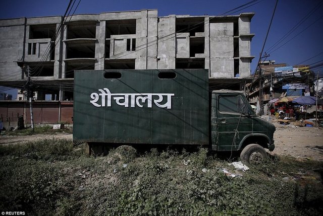 Nepal'de bir mobil tuvalet. 