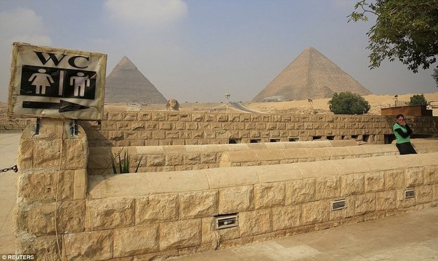 Mısır'da Giza Piramitleri'nde bir sfenks önüne yapıştırılmış tuvalet levhası. 