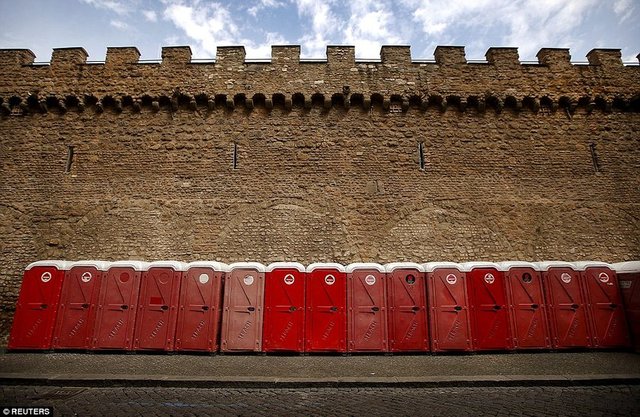 İtalya Roma'da sıralı tuvaletler. 