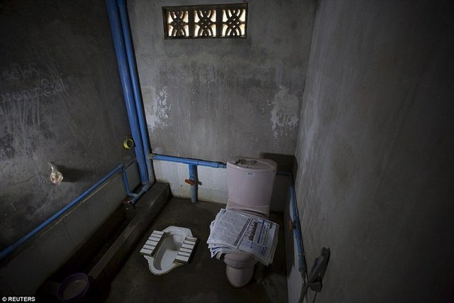 Myanmar Mandalay'da bir evde bulunan alaturka ve alafranga tuvalet. 