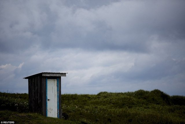 Rusya Kuril Adaları'nda özel bir mülk gibi duran açık tuvalet. 
