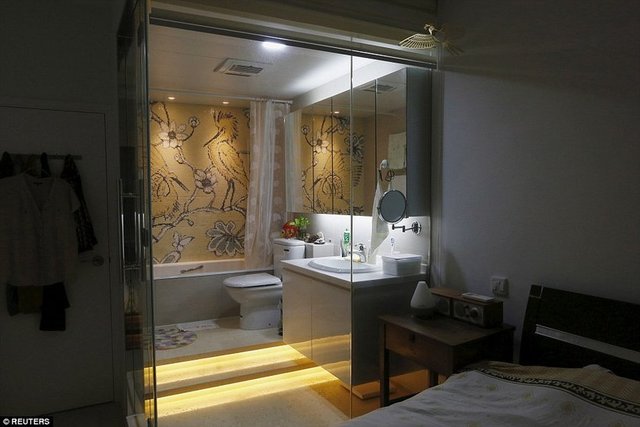 Çin Hong Kong'da ebeveyn banyolu bir yatak odası. 