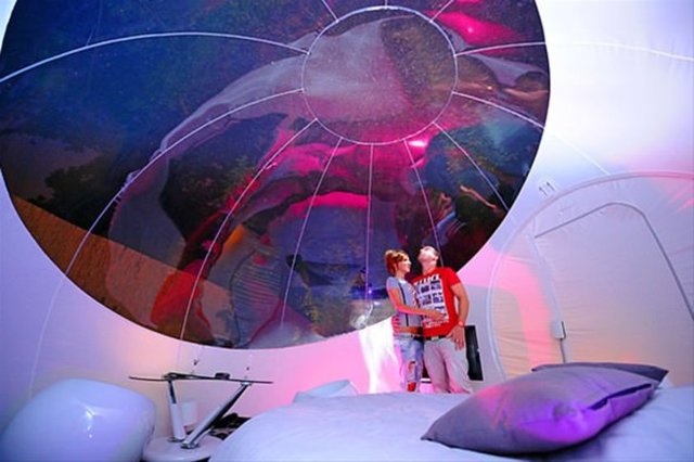 Geri dönüşümlü plastikten üretilen kapsüllerin kötü hava koşulları ve çevresel faktörlerden etkilenmediğini belirten otel sahipleri, balon oda fikrinin en iyi tarafının ise çevreye hiçbir şekilde zarar vermemesi olduğunu söyledi.