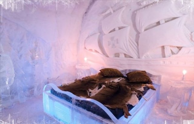 Otelin yataklarında oturduğunuz iskemlelerden tutun da, içkinizi içeceğiniz kadehlere kadar kadar her şeyi buzdan..