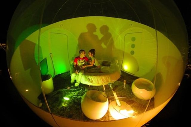 Fransız tasarımcı Pierre Stephane Dumas'nın imzasını taşıyan "balon oda"lar ülkenin kuzeyindeki Roubaix kentinde tatillerini doğanın ortasında geçirmek isteyenlere ilginç bir alternatif sunuyor.