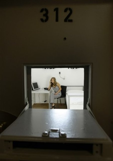 Bir çizgili mahkum pijaması, mahkumların sabah kahvaltısı olarak yediği bir adet reçelli ekmek ve kahve ile parmaklıklar ve dikenli tellerin ardında geçireceğiniz bir gün...