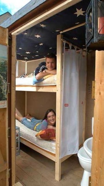 Burası geceliği 15 Euro olan dünyanın en küçük bavul oteli...