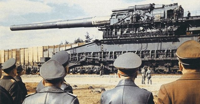 Schwerer GustavAlmanlar tarafından Dora olarak da adlandırılan Schwerer Gustav, 800 mm çapta namluya sahipti. Bu çapta bir namlu savaş alanında ilk ve tek olarak İkinci Dünya Savaşı'nda kullanılmıştır.