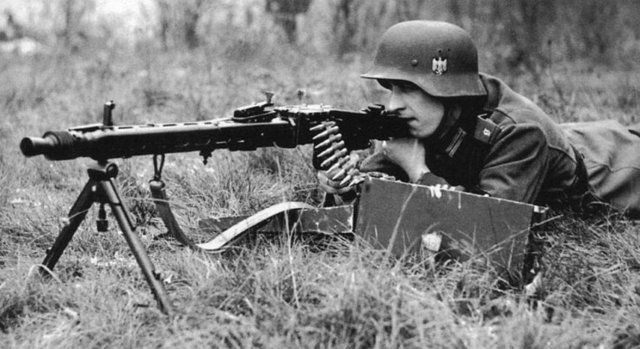 MG42Alman yapımı makineli tüfek. 1942 yılında üretilmiştir. Çoğu savaş tarihçisine göre en iyi tüfek tasarımlarından biridir. 7,92mm'lik mermi kullanır.