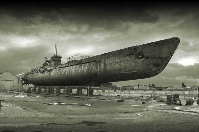 İŞTE HİTLER'İN ÖLÜMCÜL SİLAHLARI...  - U-boatU-boat, Almanca'da denizaltı anlamına gelir. II. Dünya Savaşıı'nın başında denizaltı filosu komutanı olan Karl Donitz'in geliştirdiği kurt kapanı taktiği ile bu denizaltılar özellikle savaşın ilk 2-3 yılında müttefik konvoylarına ağır kayıplar verdirmiştir.