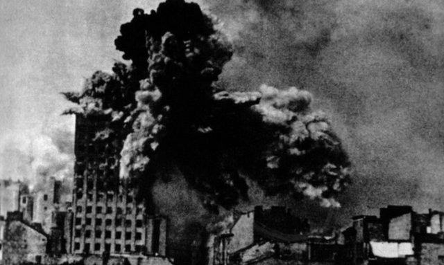 Polonyalı direnişçilere bomba yağdıran Karl-Gerät, Varşova bombardımanında ve Bulge Muharebesinde müttefik kuvvetlerini epey terletti.