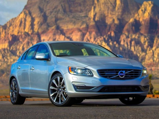 4 silindirli 2.0 litre ve 240 beygir gücündeki motoruyla Volvo S60 T5. 