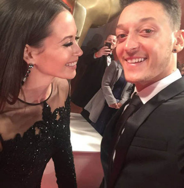 Alman şarkıcıyla barışan Mesut Özil, sessiz kalırken Mandy Capristo esti gürledi.