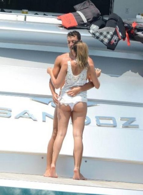 Benle ayrı olduğu dönemde de adı böyle 'şöhret meraklısı' isimlerle anıldı. Ama Mesut, geç de olsa herkesin gerçek yüzünü gördü."