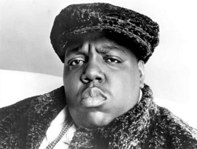 Hip Hop müziğinin öcülerinden olan The Notorious B.I.G., Juicy Hitmaker Pac ile yaptığı bir kavgadan sonra kendi ölümünü de tahmin etti. The Notorious B.I.G. bu kavgadan 1 yıl sonra vurularak öldürüldü. 