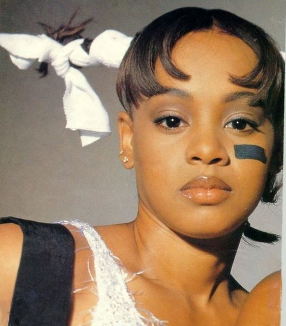 Lisa Lopes DOĞUM: 27 Mayıs 1971ÖLÜM: 25 Nisan 2002