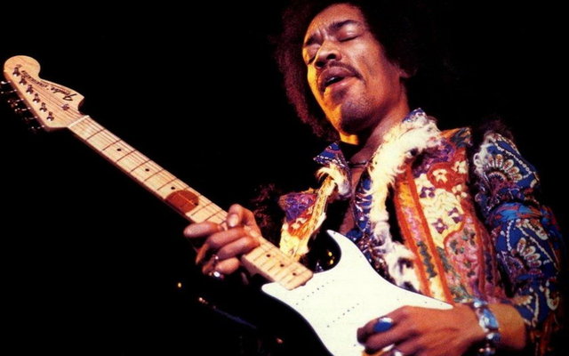 Jimi Hendrix ölmeden önce yazdığı son şarkılarda ölümü yazmaya başlamıştı. Bu dönemde çıkan tartışmalaraysa o yaşta öleceğini düşündüğünü ifade eden sanatçı tahmin ettiği tarihlerde hayatını kaybetti. 