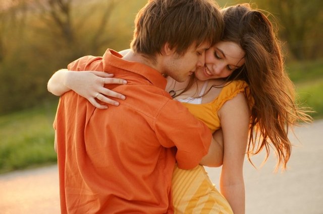Oysaki birbirimize sarılırsak ve birbirimize dokunursak oksitosin hormonu salgılanır. Sonra ne mi olur? Bu hormon salgılandığında bizlere 20 fayda sağlar…