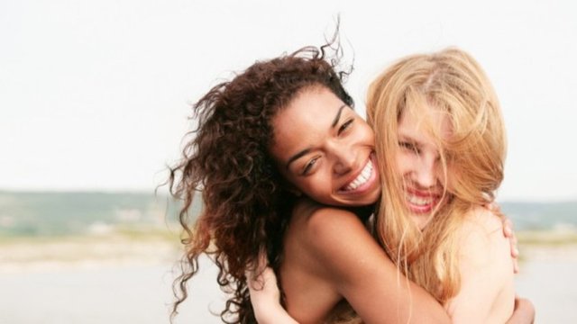 Böylesine işlevli olan hormonu günlük hayatta artırmak ise oldukça kolay… En kolay yöntem sarılmak… Yoğunluk, yorgunluk, stres, yalnızlık, güvensizlik, çatışmalar gibi daha pek çok sebeple artık sarılmak aklımızın ucundan bile geçmiyor…