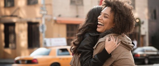 HABERTURK.COM / SAĞLIK SERVİSİ  - Sarılmak sadece kendimizi iyi hissetmek, kalbimize sevgi dolu sıcak bir his vermekle kalmaz. Sarılmak çok çok daha fazlası demek… Birçok bilim insanı, bazı ilaçların vücut üzerindeki etkisinin sarılma ile eşdeğer olduğunu iddia ediyor. Yani sarılmak aslında tüm vücudu etkiliyor. Mesela sarılmanın ölüm korkusunu azalttığını duymuş muydunuz?