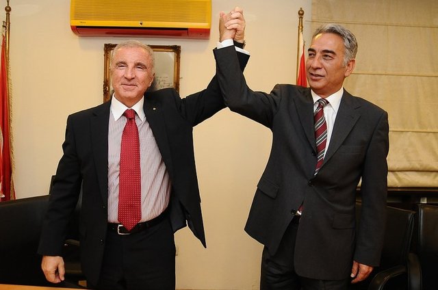 Ünal Aysal başkanlığı Adnan Polattan devralırken