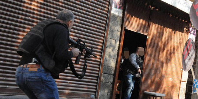 Saat: 10.55 Uzun namlulu silahları olan başka polisler de sokağa girerek hendeklerin bulunduğu yöne doğru ateş açtı.