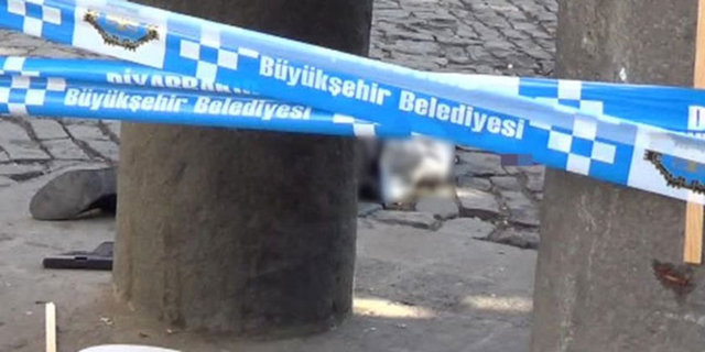 Elçi kalkmayınca, polisler "Ambulans" diye bağırdı.