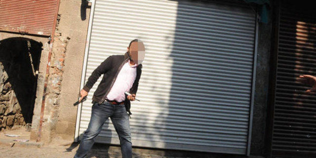 Arkadaşının vurulduğunu gördükten sonra sokağa girip ateş açan 2 TEM polisi minareye ulaştı.