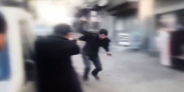 Saldırganlara ateş eden iki polisten biri, saldırganların kaçtığı yönün aksi yönünde hareket ederken görüldü.