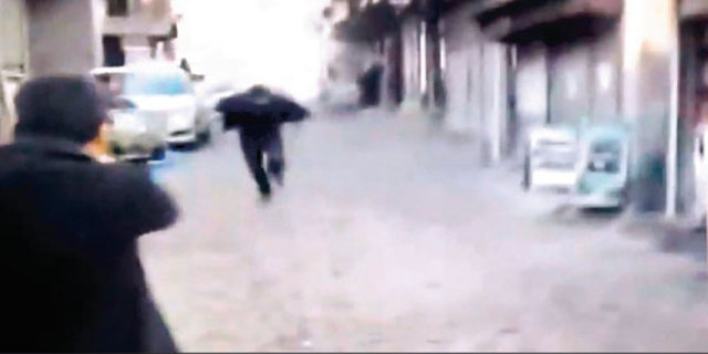 İki PKK'lı 4-5 saniye sonra sokak içindeki polislerin ve açıklamanın yapıldığı yere yaklaştı.