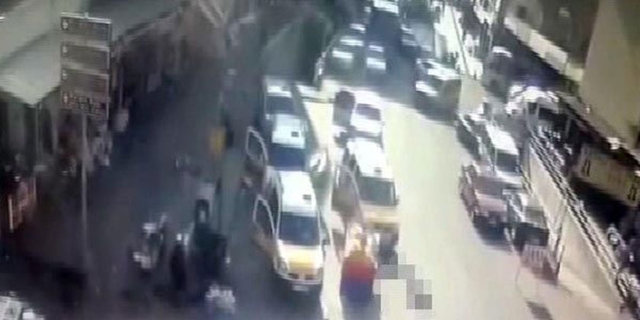 Birkaç dakika sonra şüpheli araç, Elçi ve beraberindekilerin basın  açıklaması yaptığı sokağın başında durdu. 3 TEM polisi güvenlik önlemi  almadan araca yanaştı.