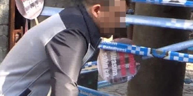  Elçi'nin yere yattığını gören polisler "Başkan kalk" diye seslendi.