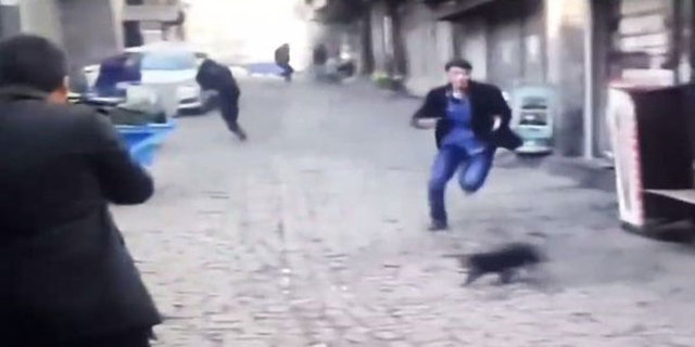 Saldırganlar Dört Ayaklı Minare'yi 30 m geçtikten sonra, YDG-H'lilerin  kazdığı hendek ve barikatlara ulaştı. Barikatın arkasından da silah  sesleri gelmeye başladı.