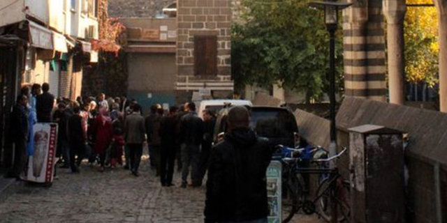 Saat: 10.25 Diyarbakır Baro Başkanı Tahir Elçi ve beraberindekiler basın  açıklaması için Dört Ayaklı Minare'nin bulunduğu Yenikapı Sokağı'na  giriş yaptı.