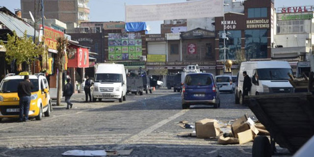 10.57 Gazeteciler 50 metre koşarak sokaktan çıktı.